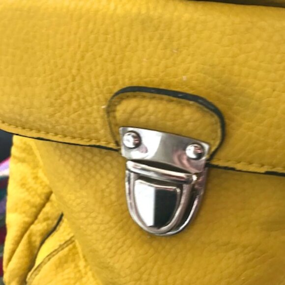 BUENO COLLECTION VINTAGE BRIGHT YELLOW TEXTURED 23" WEEKENDER OVERNIGHT TOTE BAG - Picture 7 of 16